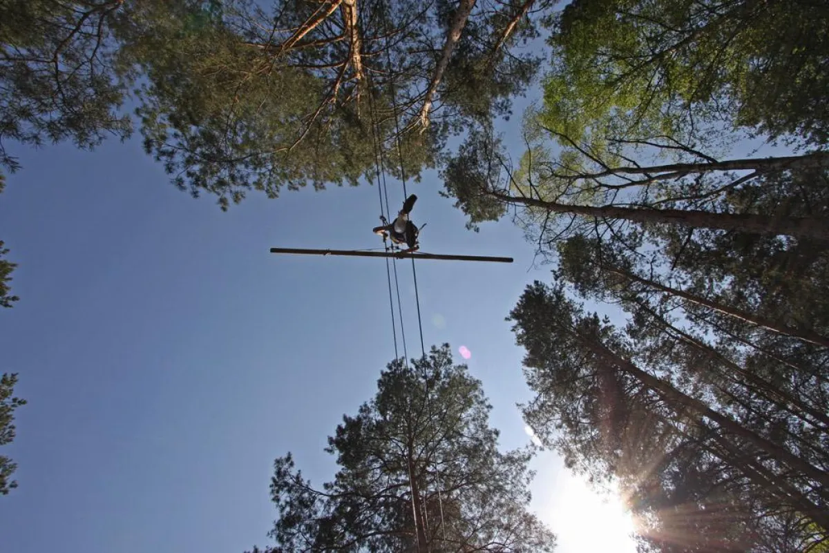 Seiltänzer in luftiger Höhe im CLIMB UP! - Kletterwald ®