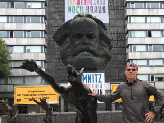 Bild: Riesige Wölfe zeigen Hitlergruß vor Marx-Monument in Chemnitz