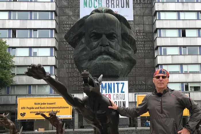 Riesige Wölfe zeigen Hitlergruß vor Marx-Monument in Chemnitz Bild: Riesige Wölfe zeigen Hitlergruß vor Marx-Monument in Chemnitz