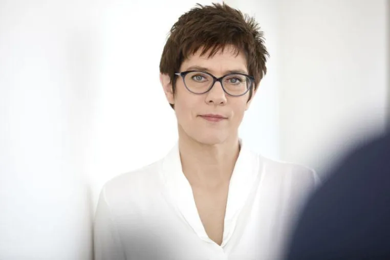 Bild: EINE GUTE WAHL - CDU-PARTEITAG VOTIERT FÜR KRAMP-KARRENBAUER UND GEGEN KURSWECHSEL