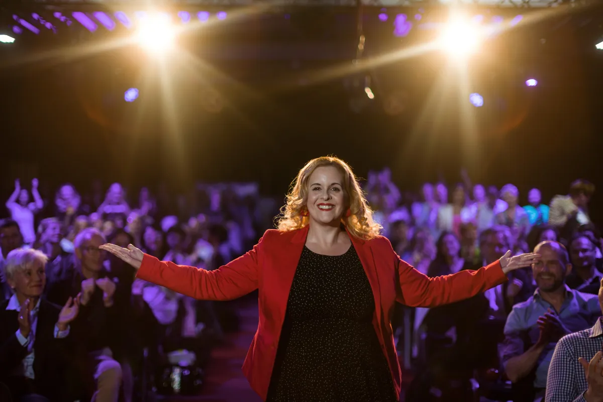 Sarah Lehnen beim Internationalen Speaker Slam (© Dominik Pfau)
