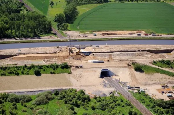 Bild: Kanalüberführung Elbeu: Blähton wird zur Gewichtsreduzierung über dem Eisenbahntunnel verwendet