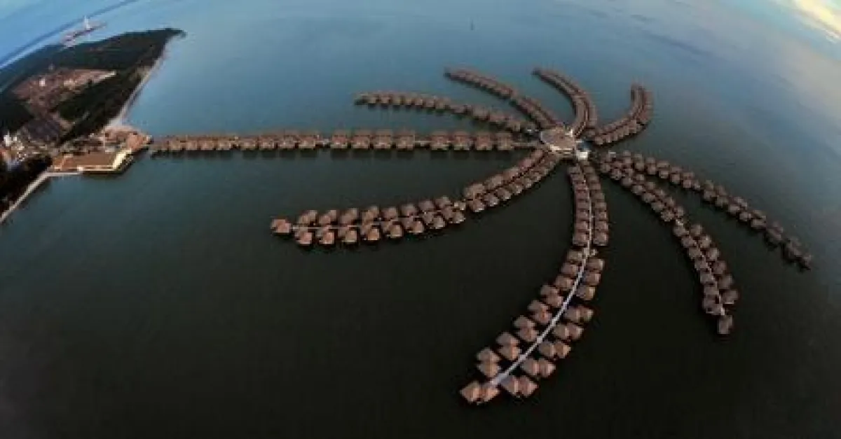 Die Over-Water-Villen des AVANI Sepang Goldcoast Resort sind palmenförmig angeordnet.