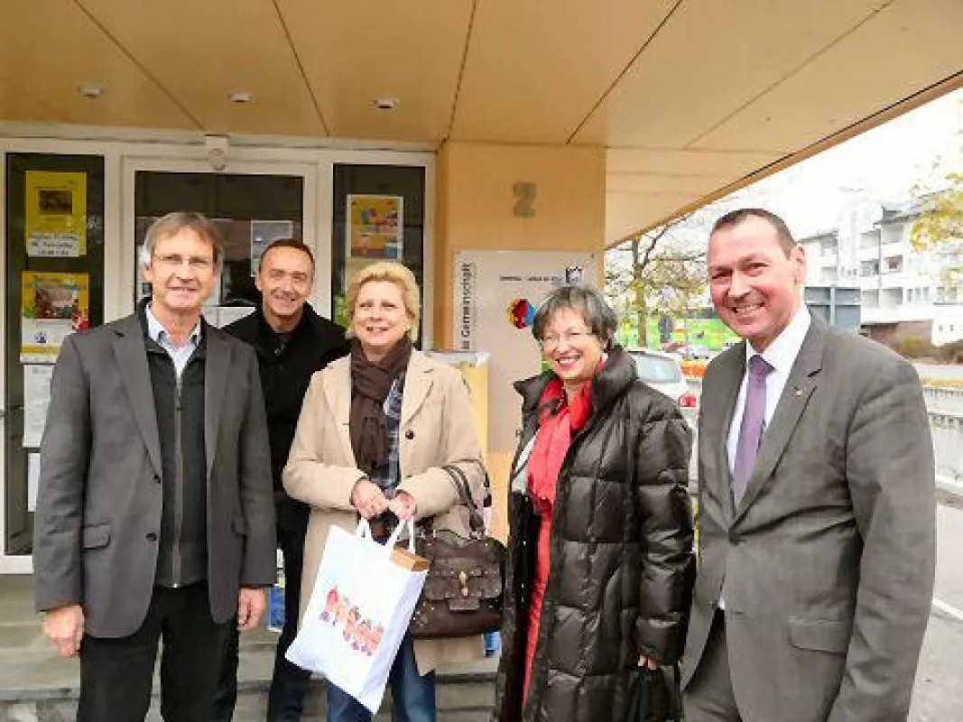 Hilde Mattheis (mitte) vor dem Rahlentreff, dem Herzstück des Quartiersprojekts Galgenhalde