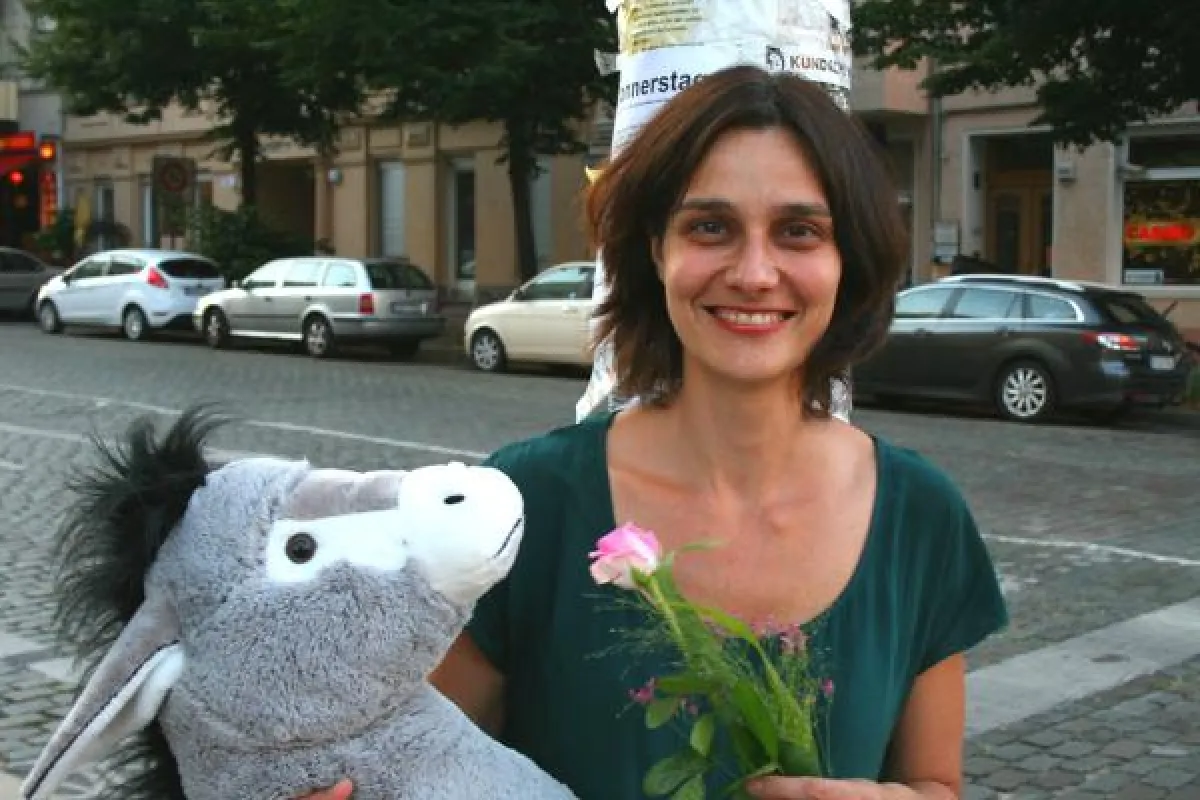 Katja Petrowskaja mit dem bricklebrit Esel