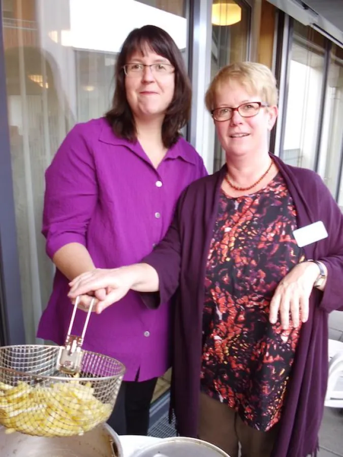 Pommesessen bei den Zieglerschen im Seniorenzentrum 