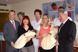 Bild: Einrichtungshaus Pilipp schenkt Klinikum am Bruderwald 1.000 Babyschlafsäcke