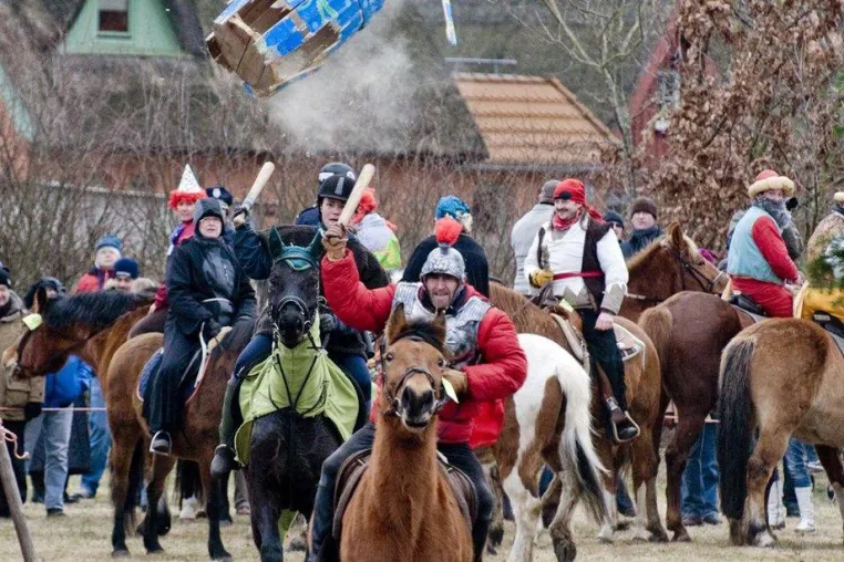 Bild: Närrische Wintertradition: Fastnachtstonnenabschlagen am 18.2. auf dem Darß