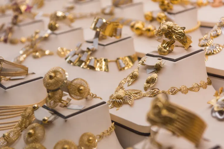 Vom Barren zum Schmuckstück: Verschiedene Formen von Gold Bild: Vom Barren zum Schmuckstück: Verschiedene Formen von Gold