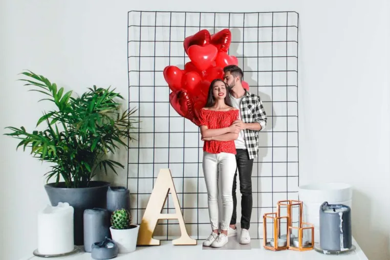 Bild: Mit Foto-Pappaufstellern und Foto-Masken die Liebe gestehen