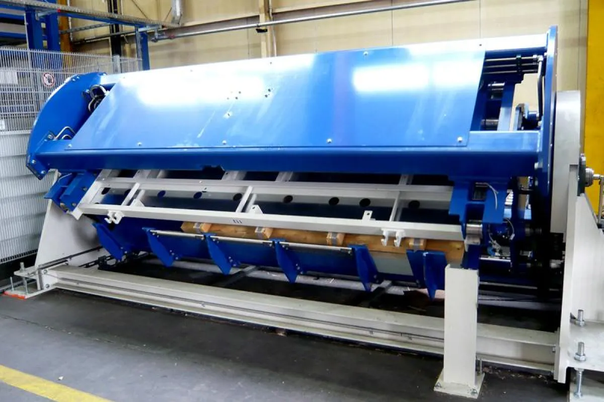 Die Entpalletieranlage von KEMPER STORATEC ermöglicht voll- oder halbautomatisches Handling von Blechpaketen.