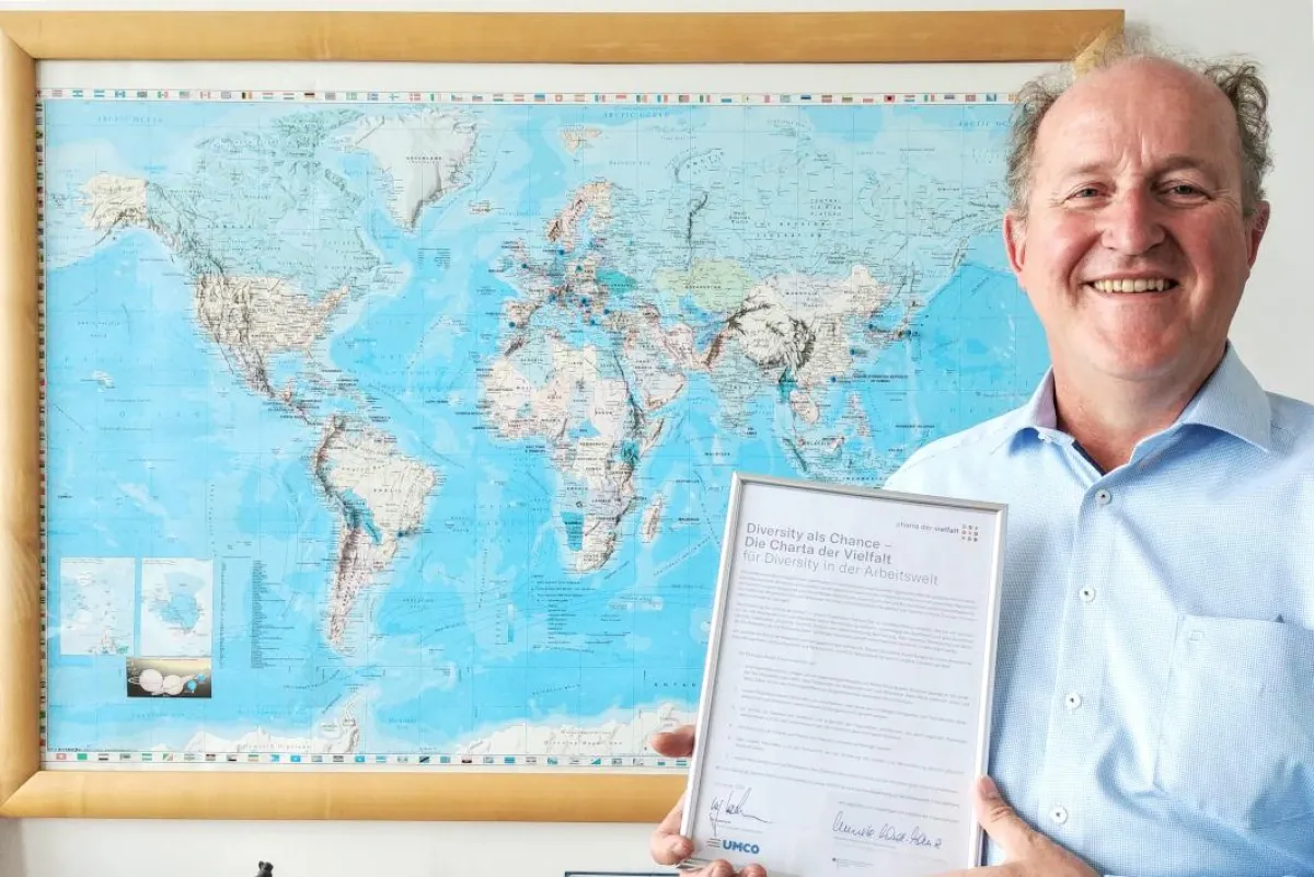 Geschäftsführender Gesellschafter Ulf Inzelmann mit der Charta der Vielfalt