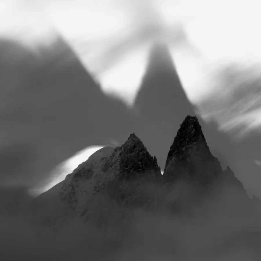 In imposanten Großformaten wird Peter Mathis versuchen, die wahre Dimension der Berge dazustellen