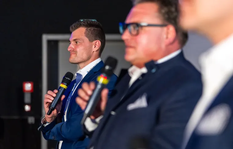 Bild: LinkedIn vernetzt Menschen. swipecor vernetzt ganze Unternehmen.  Dr. Alexander Chaloupka im Interview 