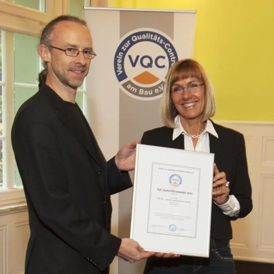 Mechthild Friemel mit Marcel Quent vom VQC Vorstand