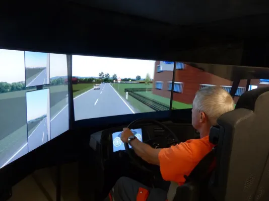 Migros kauft ersten SiFaT-Fahrsimulator für Verteilerverkehr Bild: Migros kauft ersten SiFaT-Fahrsimulator für Verteilerverkehr