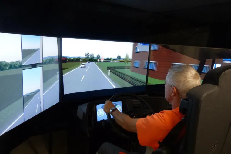Migros kauft ersten SiFaT-Fahrsimulator für Verteilerverkehr Bild: Migros kauft ersten SiFaT-Fahrsimulator für Verteilerverkehr
