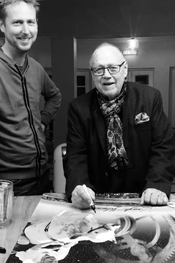 Joseph Vilsmeier beim Signieren eines Plakats im Lichtspielhaus Fürstenfeldbruck