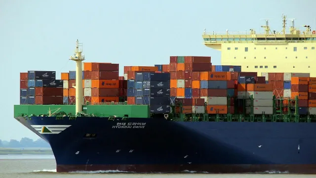 Bild: Containerschiffe fahren deutlich langsamer