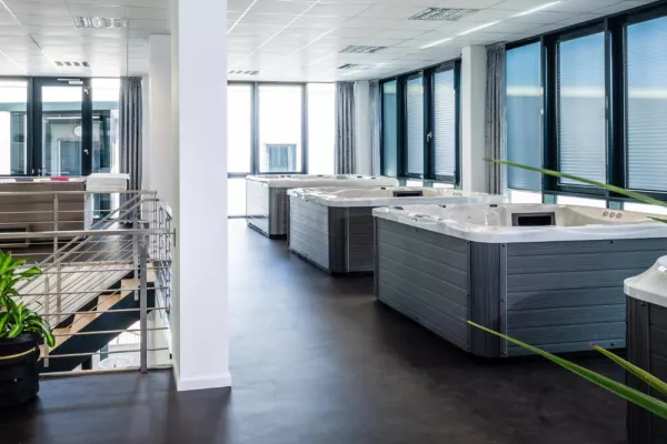 Wenn ein Luxus-Whirlpool an die Tür klopft: Probebaden-Aktion von Spadeluxe macht Wellness-Fans glücklich Bild: Wenn ein Luxus-Whirlpool an die Tür klopft: Probebaden-Aktion von Spadeluxe macht Wellness-Fans glücklich