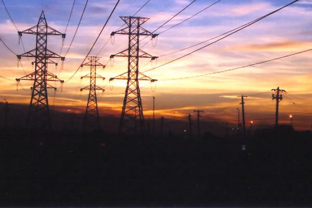 Höhrere Stromkosten belasten 2017 in Unternehmen die Budgets. Doch man kann gegensteuern.