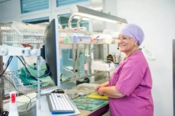 Bild: Ausgezeichnete Qualität in der OP-Hygiene: Sterilisationsabteilung der Emma Klinik durch TÜV SÜD zertifiziert