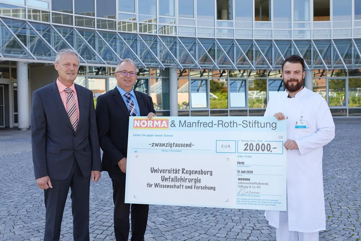 Scheckübergabe durch Norma-Niederlassungsleiter Anton Gleixner (l.) und Christoph Hegen (2.v.l.).