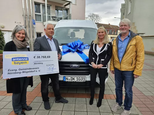 Bild: „Hurra - unser TagesHospiz-Bus ist da"
