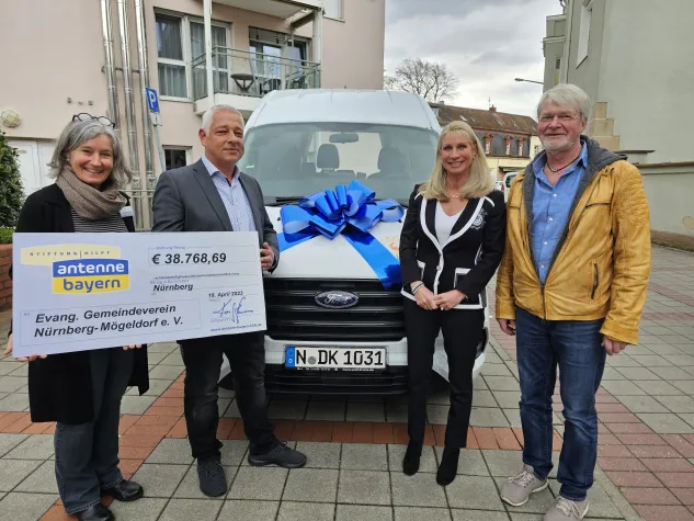 Bild: „Hurra - unser TagesHospiz-Bus ist da"