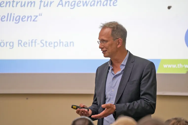 Bild: TH-Wildau-Transferprofessor Jörg Reiff-Stephan: „Wir hören auf, KI als Zauberei zu betrachten“