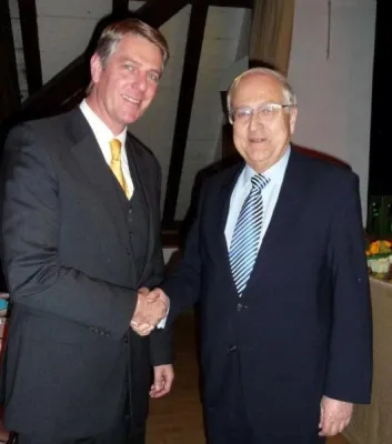 Bundeswirtschaftsminister Rainer Brüderle besucht Crestcom Führungsschule Alzey Bild: Bundeswirtschaftsminister Rainer Brüderle besucht Crestcom Führungsschule Alzey