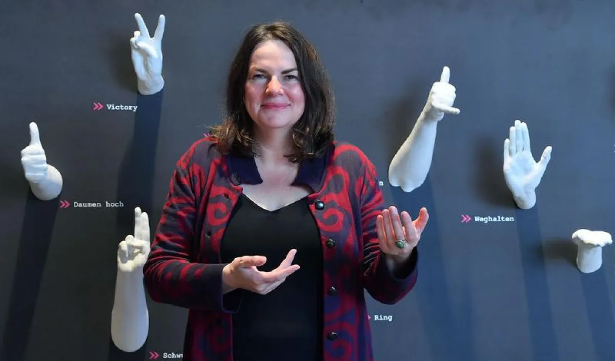 Gestenforscherin Prof. Dr. Ellen Fricke, Professorin für Germanistische Sprachwissenschaft, Semiotik und Multimodale Kommunikation, erläutert, wie unterschiedliche Gesten-Klassen beschrieben werden. (