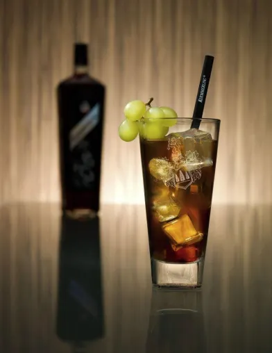 Bild: Gemixt ein Muss in diesem Sommer: KUEMMERLING® stellt die neuen fruchtigen Drinks der Saison vor
