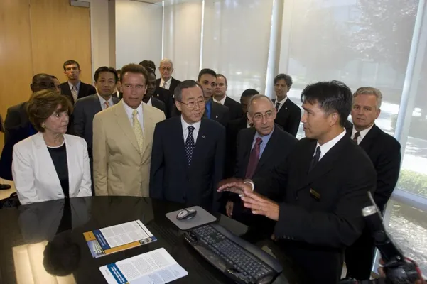 Bild: UN Generalsekretär Ban Ki-moon und der kalifornische Gouverneur Arnold Schwarzenegger bei Echelon