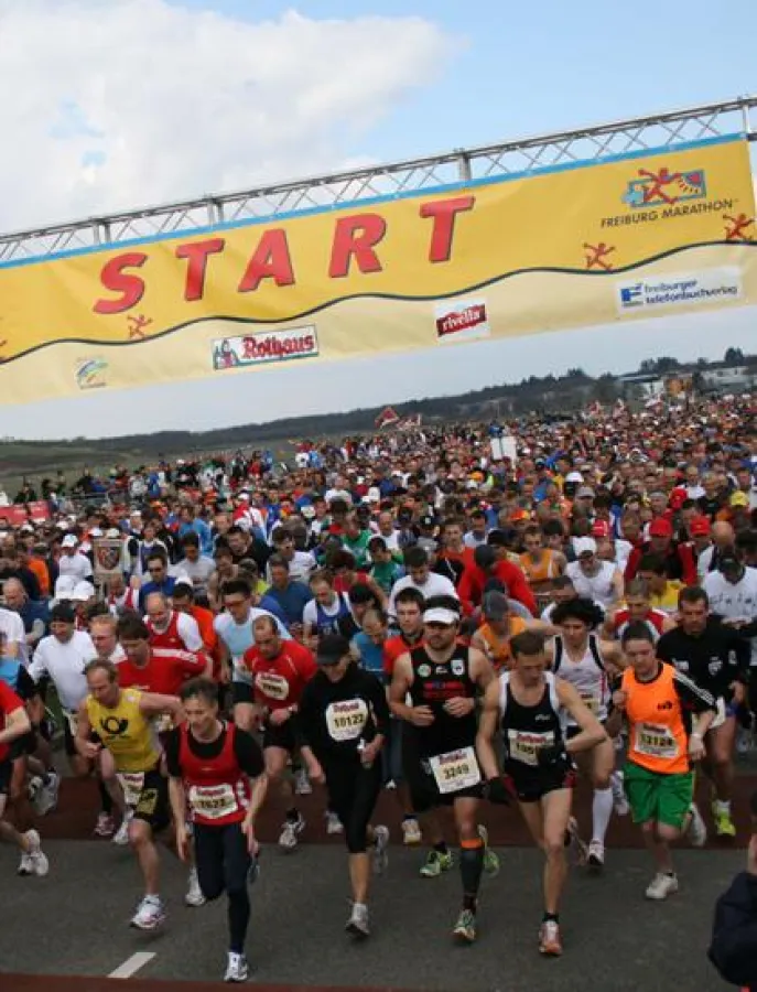 Die Startszene des diesjährigen FREIBURG MARATHON.