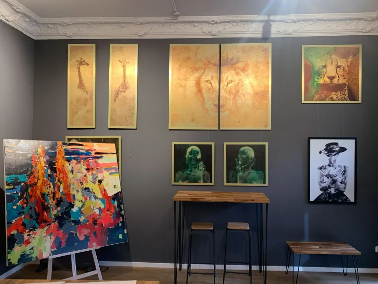 Bild: Neue Gemälde und Skulpturen in Münchner Kunstgalerie