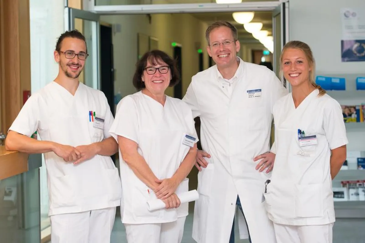 Begeistert von HIPSTA (v.l.n.r.): Pflegeschüler Benjamin Götz, Stationsleiterin Birgit Trierweiler-Hauke, Lehrbeauftragter PD Dr. André Mihaljevic und PJ-lerin Anna Badenhop. (Universitätsklinikum Hei