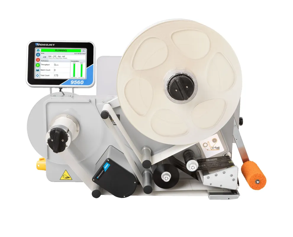 Der Videojet® 9560 druckt und appliziert Etiketten auf Umverpackungen, Kartons und Schrumpffolie (© Videojet 2024)