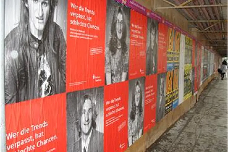 Bild: Wer zu spät kommt, den straft der Bauzaun - Publicis Berlin startet Kampagne für die Berliner Sparkasse