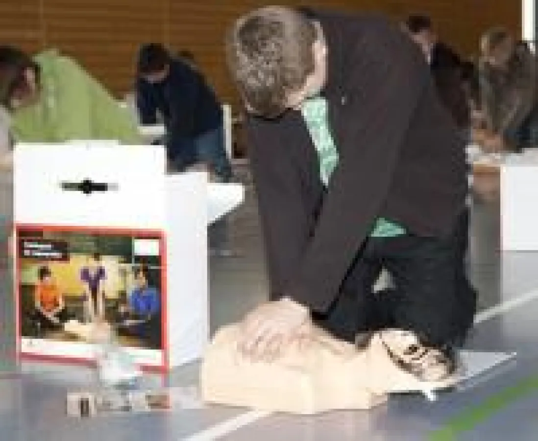 Ein Schüler beim Üben der Herz-Druck-Massage