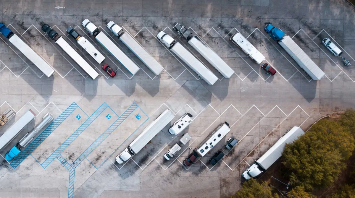 Stellplatz für LKWs - Symbolbild (© Artiom Photo / shutterstock.com)