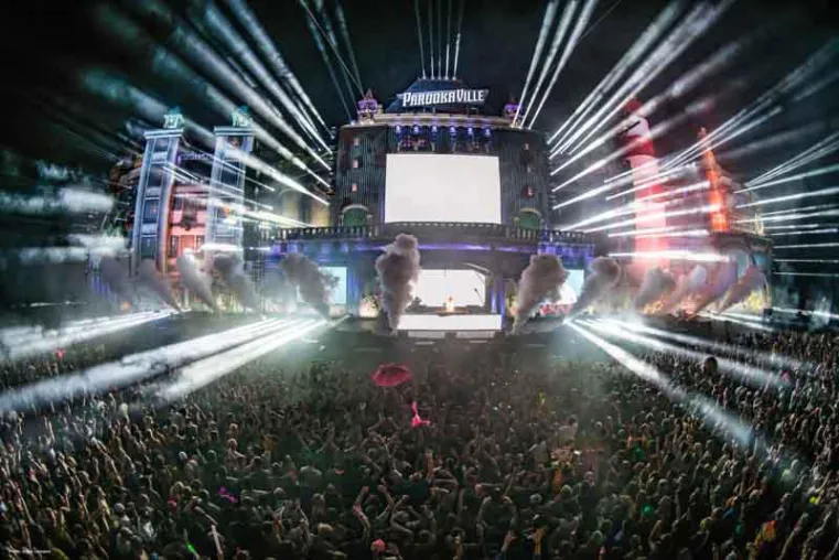 Bild: Willkommen in PAROOKAVILLE! Neues Top-Festival setzt stark auf ROBE