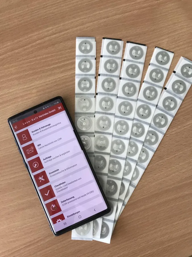 Bequeme Verwaltung von Händlerfahrzeugen mit App und den neuen Loco-Location Chips Foto: Loco-Soft