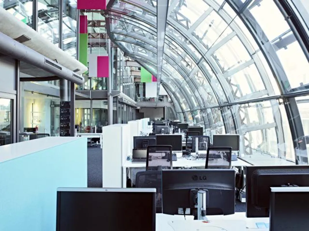 Arbeitsplatz mit Weitblick: Unter der gläsernen Kuppel entstanden beeindruckende und moderne Bildsch