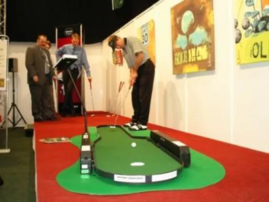 Bild: Beat the Pro - heißt die PUTTING CHALLENGE gegen Michael Lesch auf der RheingolfMesse Köln