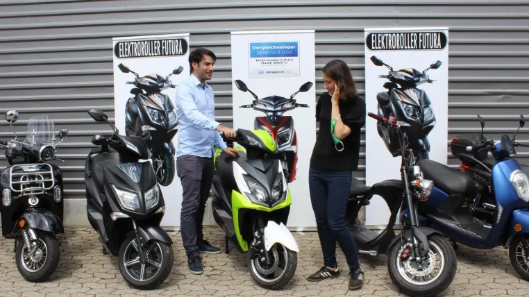 Bild: Ministerin Anne Spiegel besucht Elektroroller Futura und spricht über die Zukunft der E-Mobilität