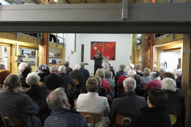 Bild: Volles Haus in Galerie Stepanek