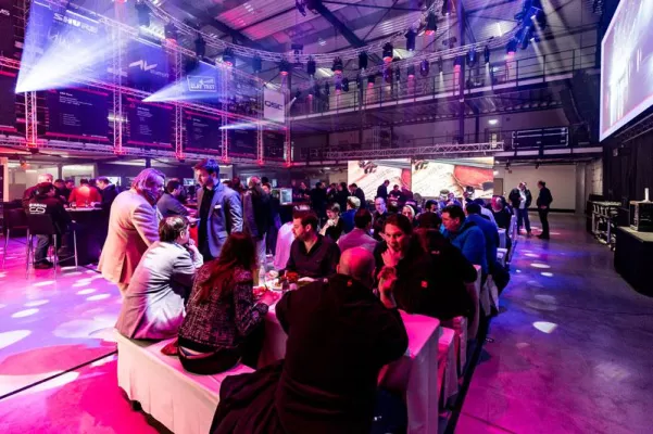 Networking und Neuheitenpräsentation auf den AED Customer Nights Deutschland Bild: Networking und Neuheitenpräsentation auf den AED Customer Nights Deutschland