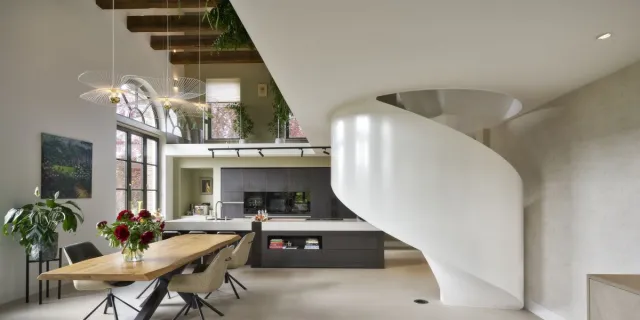 Bild: Treppen als verbindendes Element: Transformation eines historischen Klinikbaus in zeitgemäßen Wohnraum