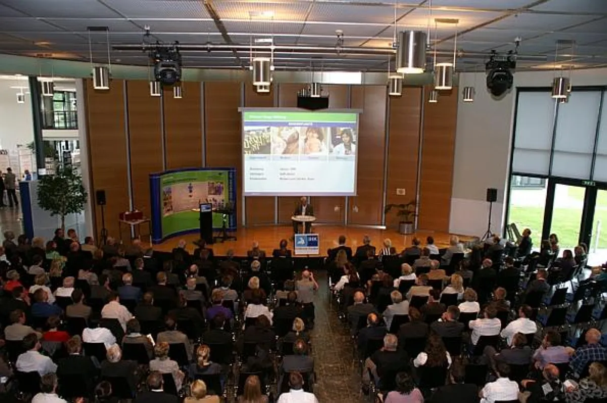 Dietmar Hopp stellt im voll besetzten Saal Franken im Heilbronner Haus der Wirtschaft sein Jugendförderkonzept ?Anpfiff ins Leben? vor.